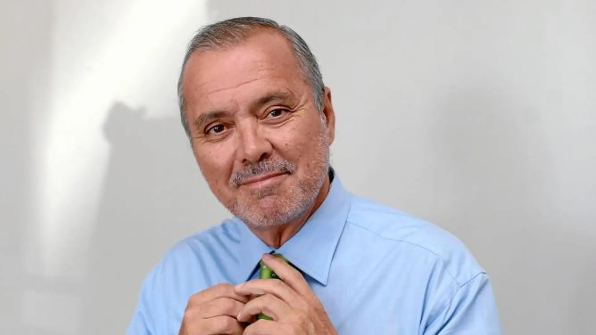 Tom Martín Benítez / periodista: «Llenaría una urna de ofertas de empleo y cartas de amor»