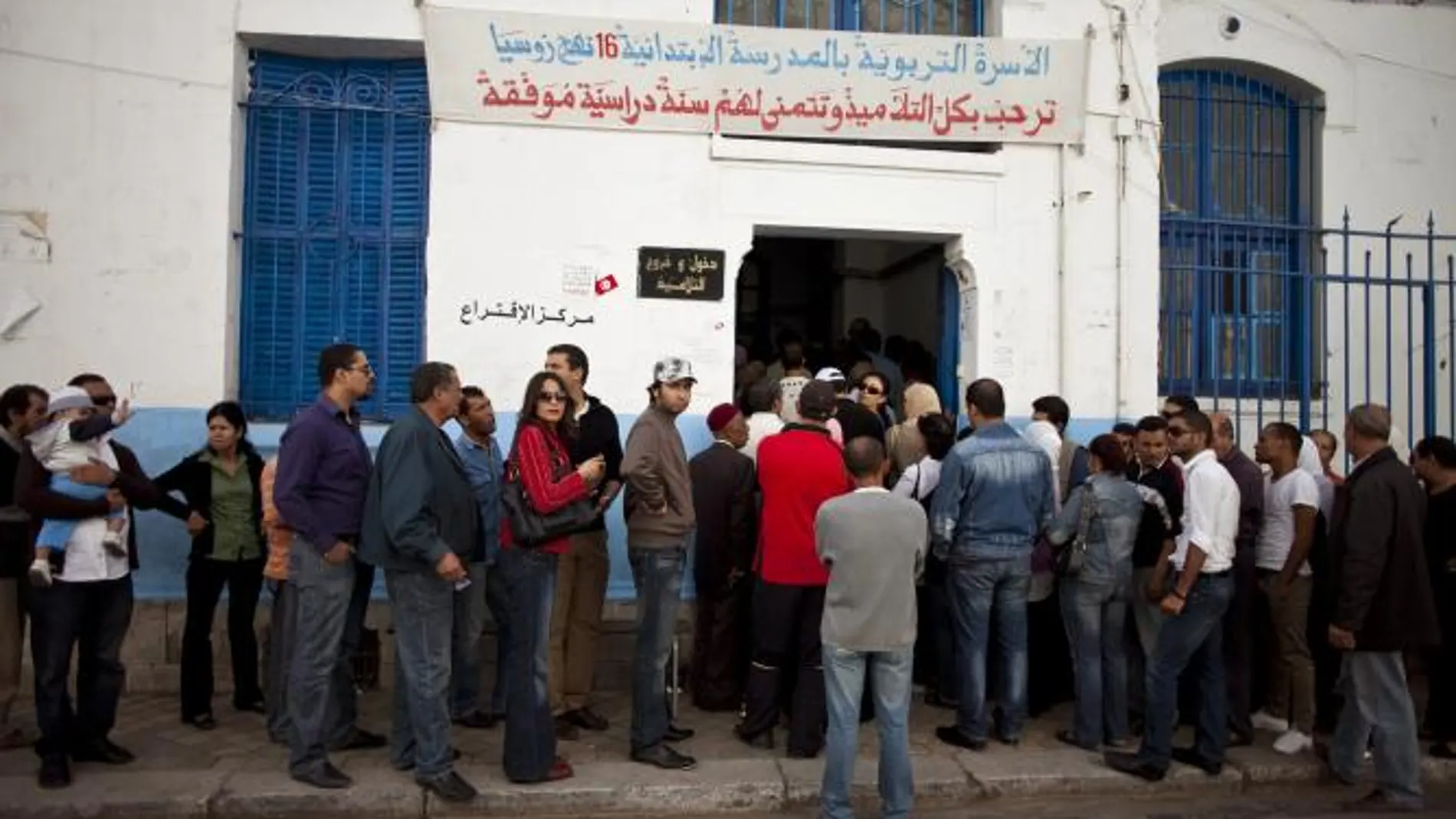 Tunecinos hacen fila para votar en una colegio electoral en Túnez, Túnez
