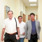El vicepresidente Diego Valderas compareció ayer en la sede de IU junto a Willy Meyer (i) y a José Luis Centella (c)