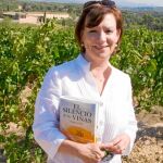 Gisela Pou en uno de los viñedos que inspiran la historia de su nueva novela
