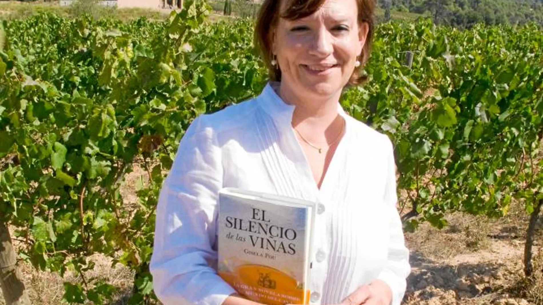 Gisela Pou en uno de los viñedos que inspiran la historia de su nueva novela
