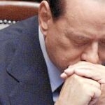 En un plante casi inédito en la política italiana, la oposición a Berlusconi abandonó el hemiciclo mientras el primer ministro intervenía para defender su gestión y pedir la confianza para mantenerse en el cargo. Era su forma de protesta por lo que consi