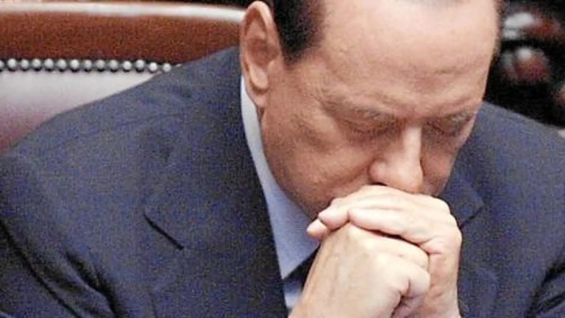 En un plante casi inédito en la política italiana, la oposición a Berlusconi abandonó el hemiciclo mientras el primer ministro intervenía para defender su gestión y pedir la confianza para mantenerse en el cargo. Era su forma de protesta por lo que consi