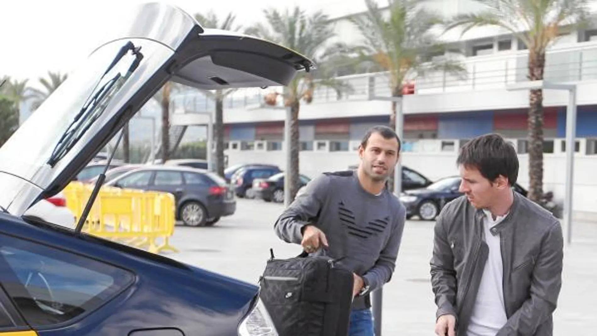 Messi y Mascherano llegaron en taxi ayer por la mañana a la Ciudad Deportiva Joan Gamper