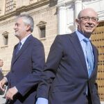 Montoro y Griñán se cruzan al abandonar el Parlamento Andaluz