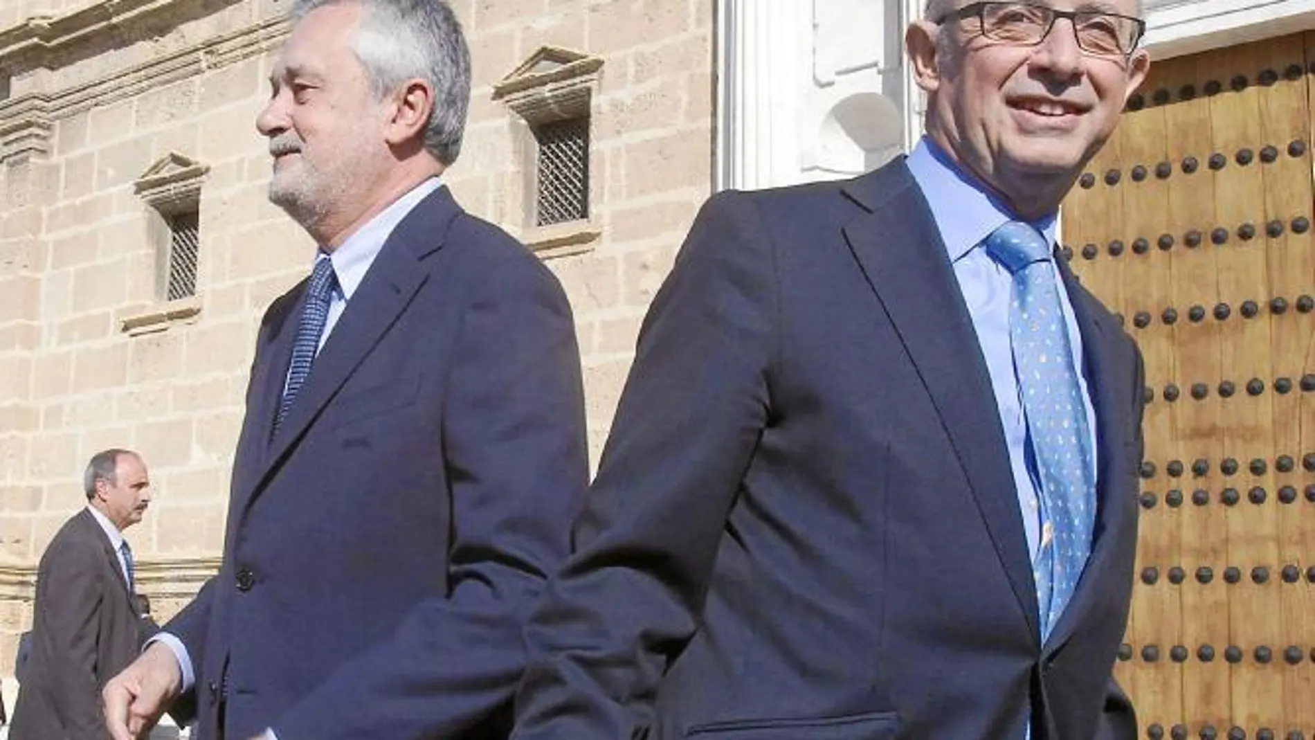 Montoro y Griñán se cruzan al abandonar el Parlamento Andaluz
