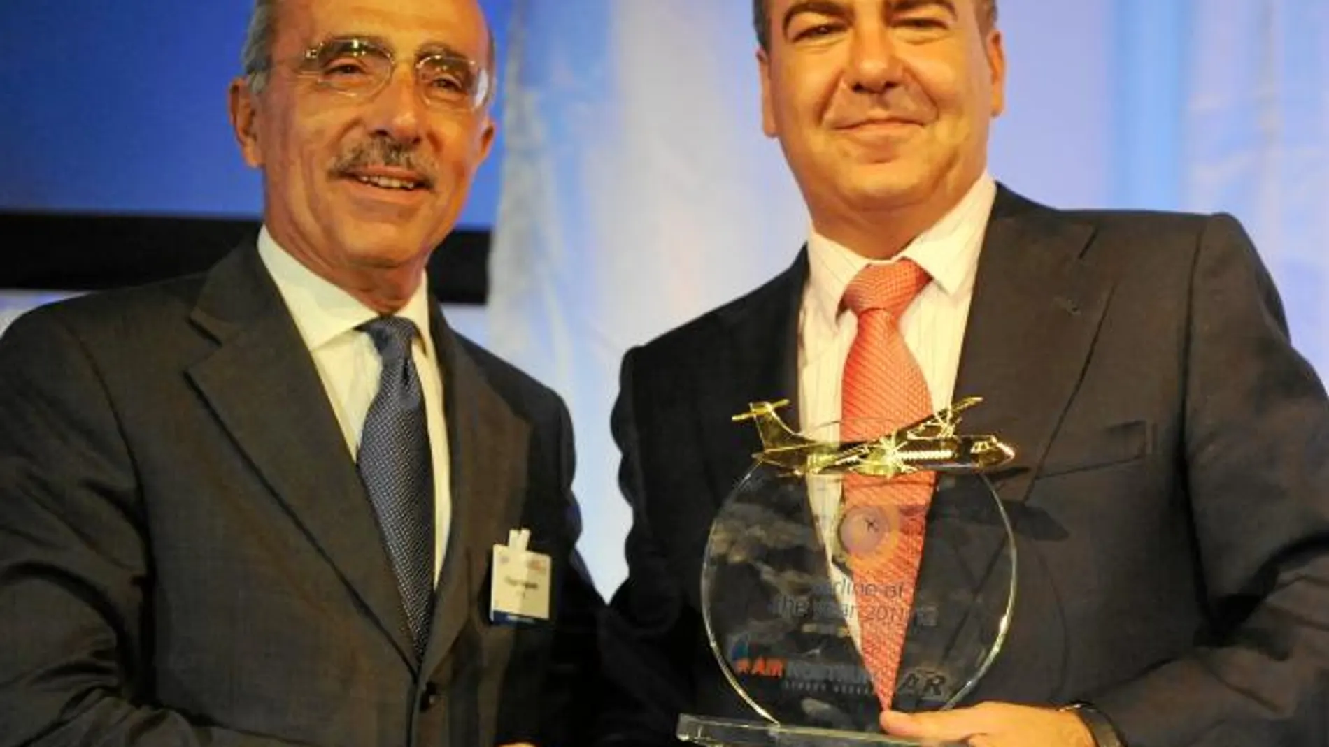 El consejero delegado de Air Nostrum, Carlos Bertomeu, recibió el jueves por la noche el Premio a la mejor aerolínea regional europea