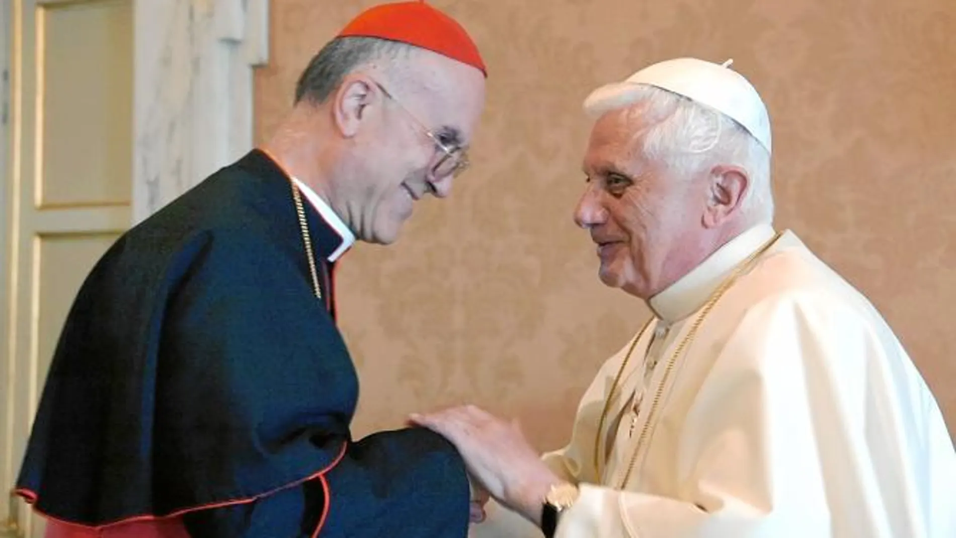 Benedicto XVI ratifica su confianza en Bertone