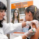 Una joven se vacuna contra el virus del Papiloma Humano
