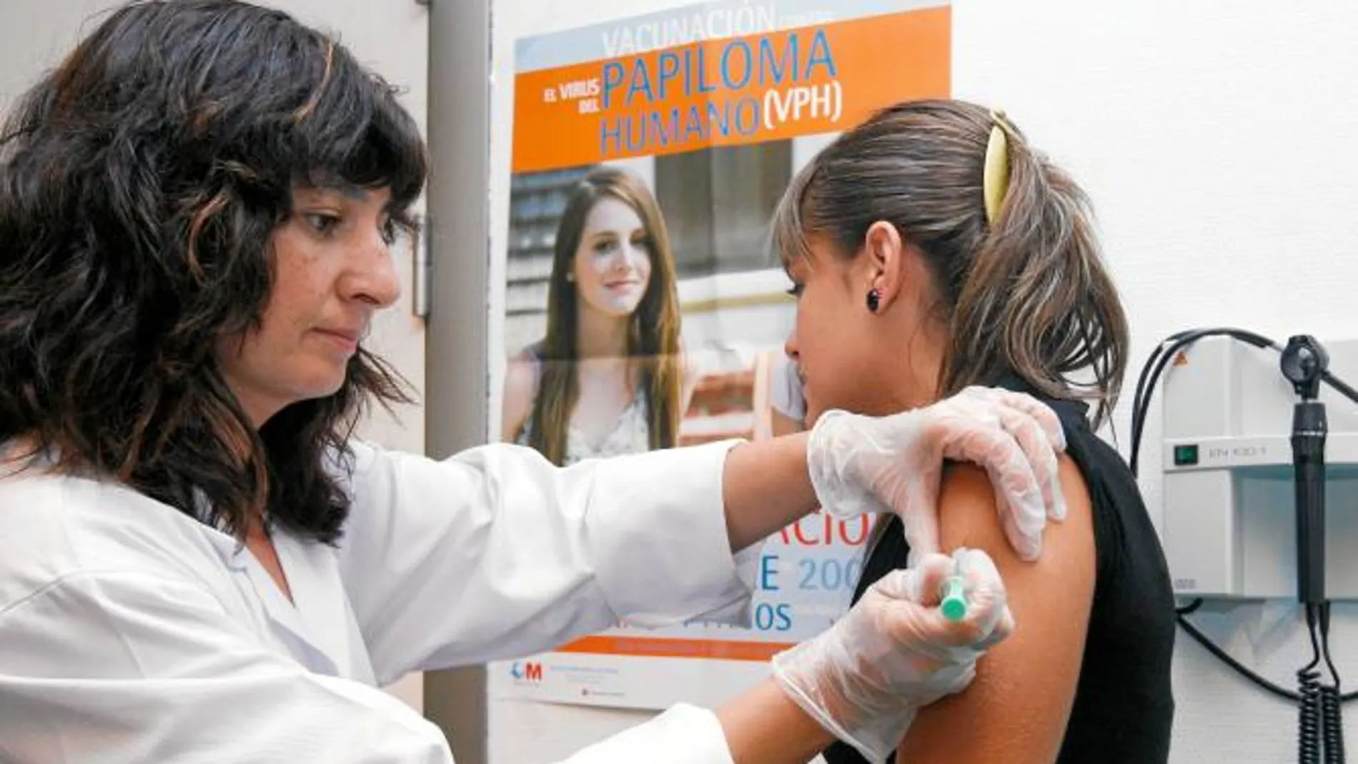 Una joven se vacuna contra el virus del Papiloma Humano