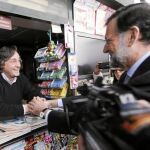 Mariano rajoy conversa con un quiosquero ayer en Santander
