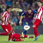 El delantero argentino del FC Barcelona, Lionel Messi (2d), se marcha de los jugadores del Atlético de Madrid: el delantero colombiano Radamel Falcao (i), el delantero turco Arda Turan (suelo) y el centrocampista Gabi Fernández (d)