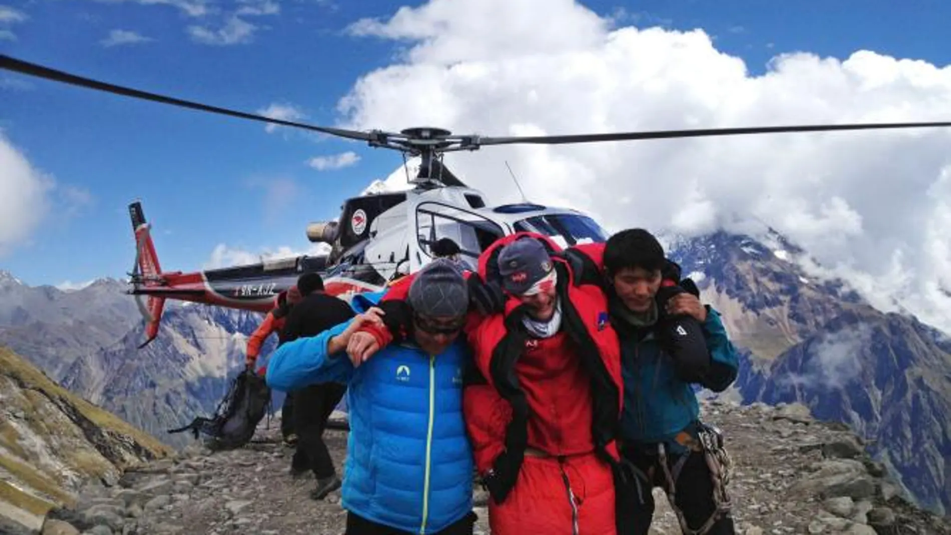Al menos nueve muertos y desaparecidos tras una alud en el Himalaya