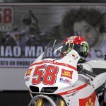La moto y el casco del piloto italiano estarán en el «box» todo el fin de semana para honrar su memoria