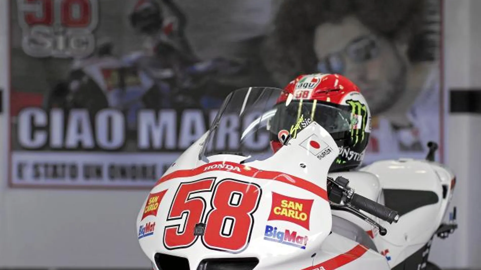 La moto y el casco del piloto italiano estarán en el «box» todo el fin de semana para honrar su memoria