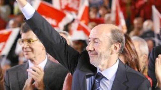 Rubalcaba saluda, ayer en Fuenlabrada, a sus simpatizantes