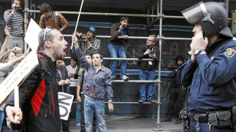 Un hombre grita frente a un policía el pasado martes
