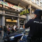 Tras la manifestación del sábado, un centenar de «indignados» ocuparon ilegalmente las instalaciones del hotel Madrid, en la calle Carretas