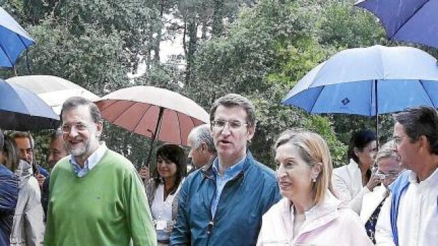 El presidente del Gobierno, Mariano Rajoy, que pasa unos días en Galicia, se reunió ayer con Alberto Núñez Feijóo y miembros del PP de Pontevedra.
