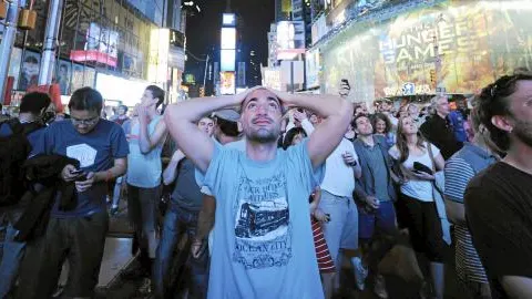ESPECTÁCULO En las calles de Nueva York se pudo ver ayer cómo «Curiosity» aterrizaba en Marte. Como en las películas