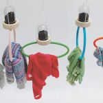 menos lavadoras gracias a una percha antiolores