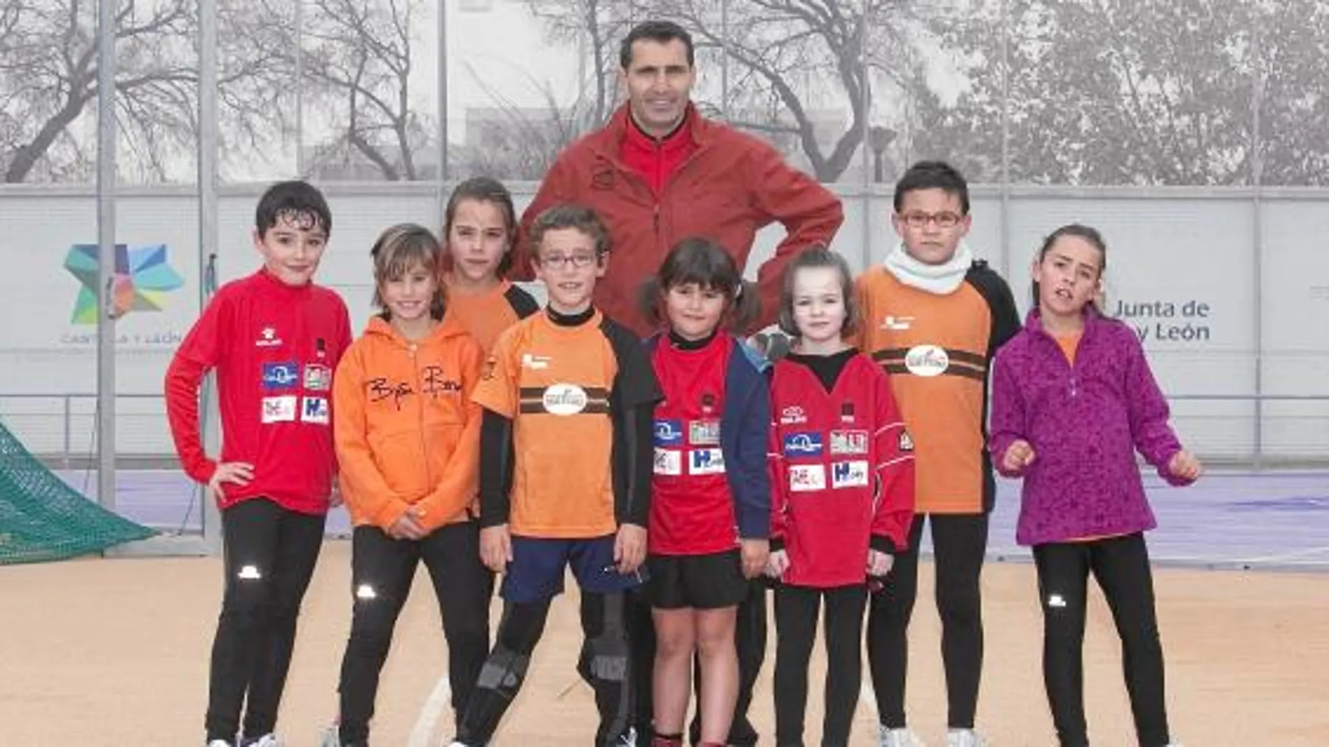 Isaac Viciosa con el grupo de niños más pequeños de su Escuela de Atletismo que tiene en Valladolid, y que en estos momentos cuenta con 210 deportistas de todas las edades
