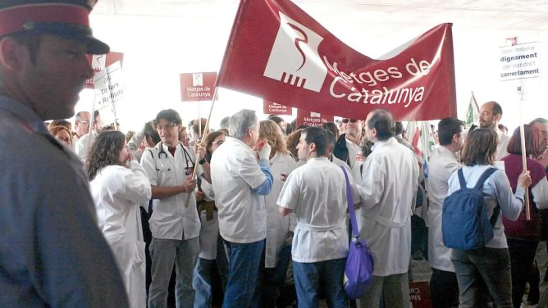 Protesta de los médicos ante los recortes de la Generalitat en materia de Salud