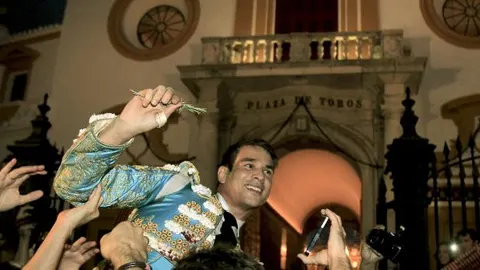 Imagen del diestro saliendo a hombros por la Puerta del Príncipe de Sevilla
