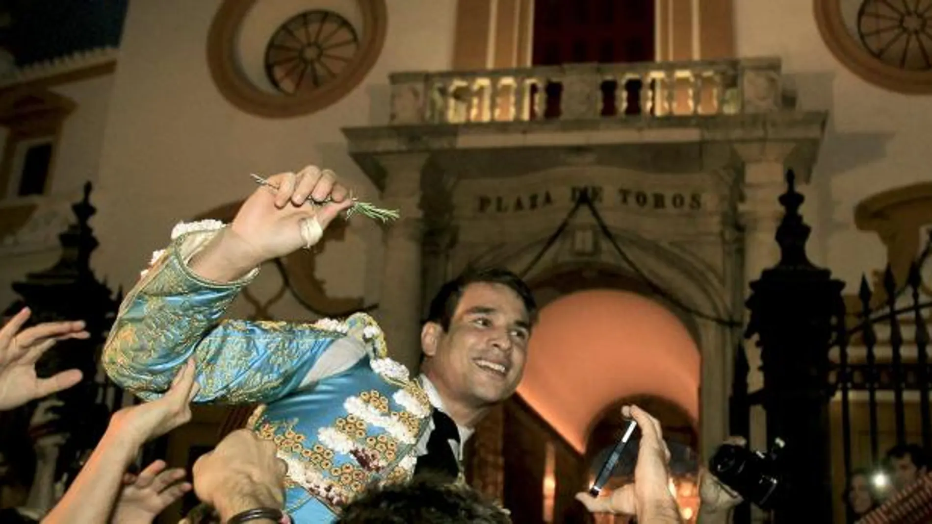 Imagen del diestro saliendo a hombros por la Puerta del Príncipe de Sevilla