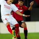 El centrocampista uruguayo del RCD Mallorca, Gonzalo "Chori"Castro (d), intenta robarle la pelota al defensa uruguayo del Sevilla FC, Martín Cáceres
