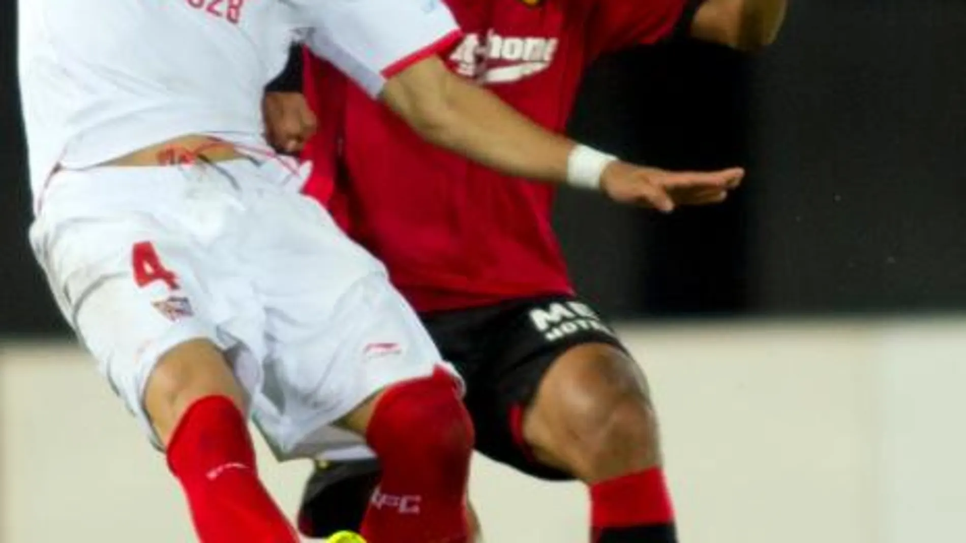 El centrocampista uruguayo del RCD Mallorca, Gonzalo "Chori"Castro (d), intenta robarle la pelota al defensa uruguayo del Sevilla FC, Martín Cáceres