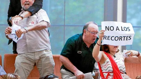 Desalojo en la Asamblea: 13 invitados del PSOE montan bulla