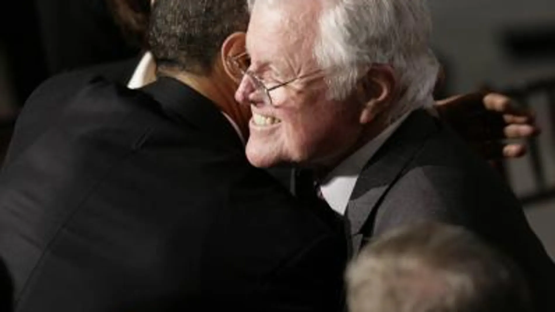 El senador Ted Kennedy se desmaya durante el almuerzo en honor de Obama