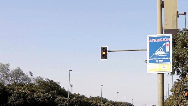 El foto-rojo ya capta la matrícula de los vehículos que se saltan los semáforos