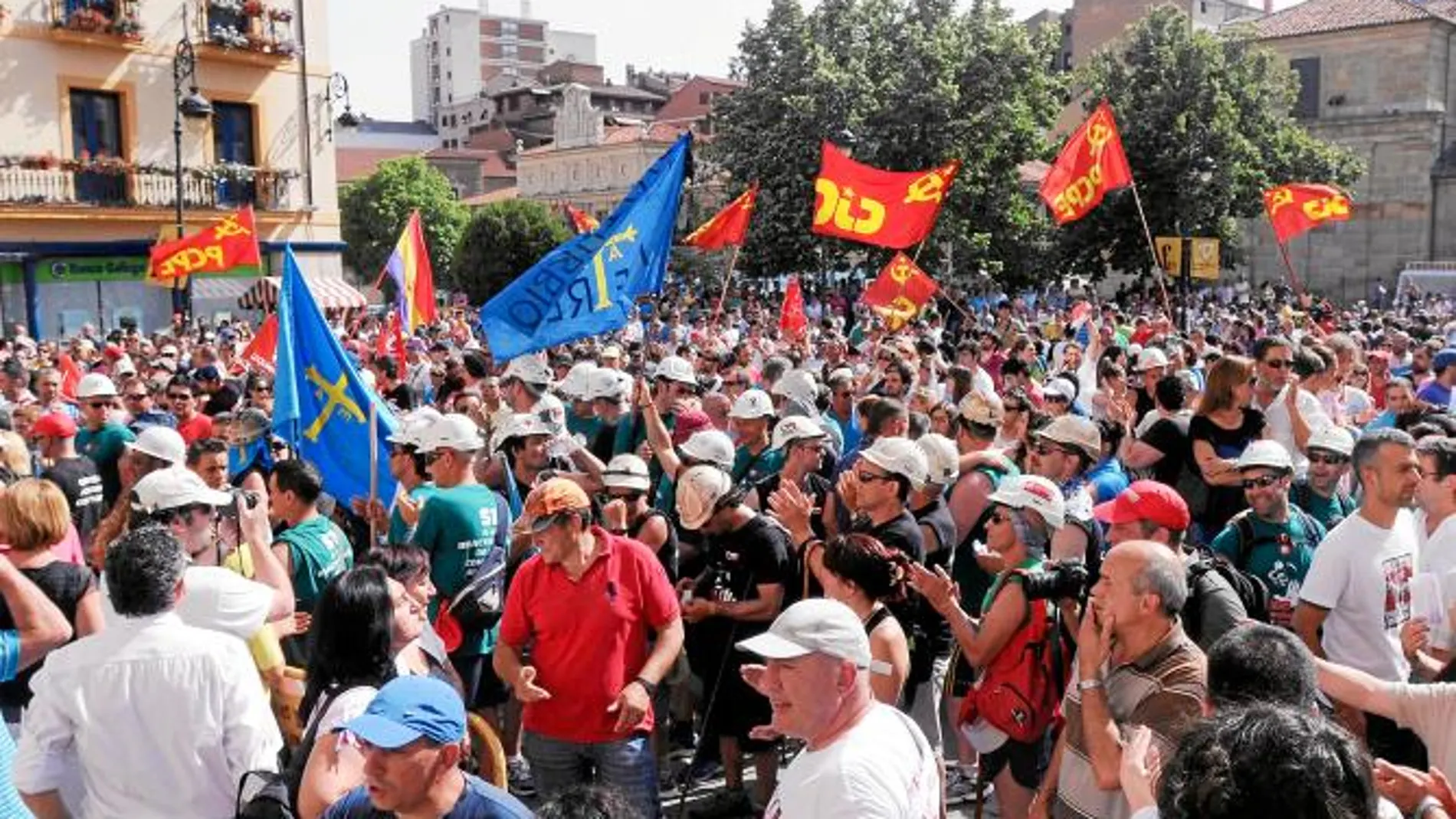 León se echa a las calles para arropar a sus mineros