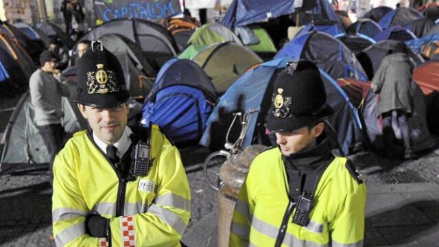 LONDRES Los «indignados» retaron a la autoridad y se mantienen en el campamento frente a la Catedral de San Pablo pese a la orden de levantarlo.