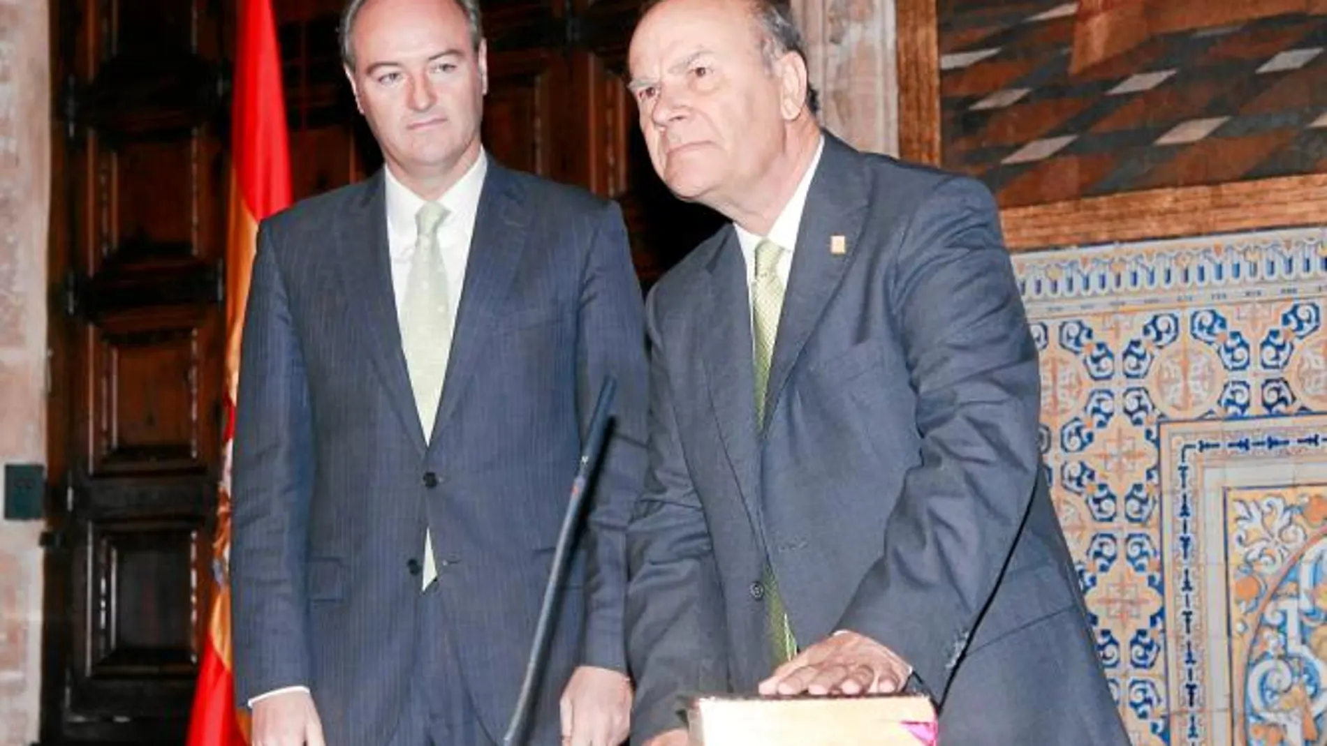 Ramón Ferrer prometió cargo y mostró su compromiso con la institución en presencia del presidente de la Generalitat, Alberto Fabra