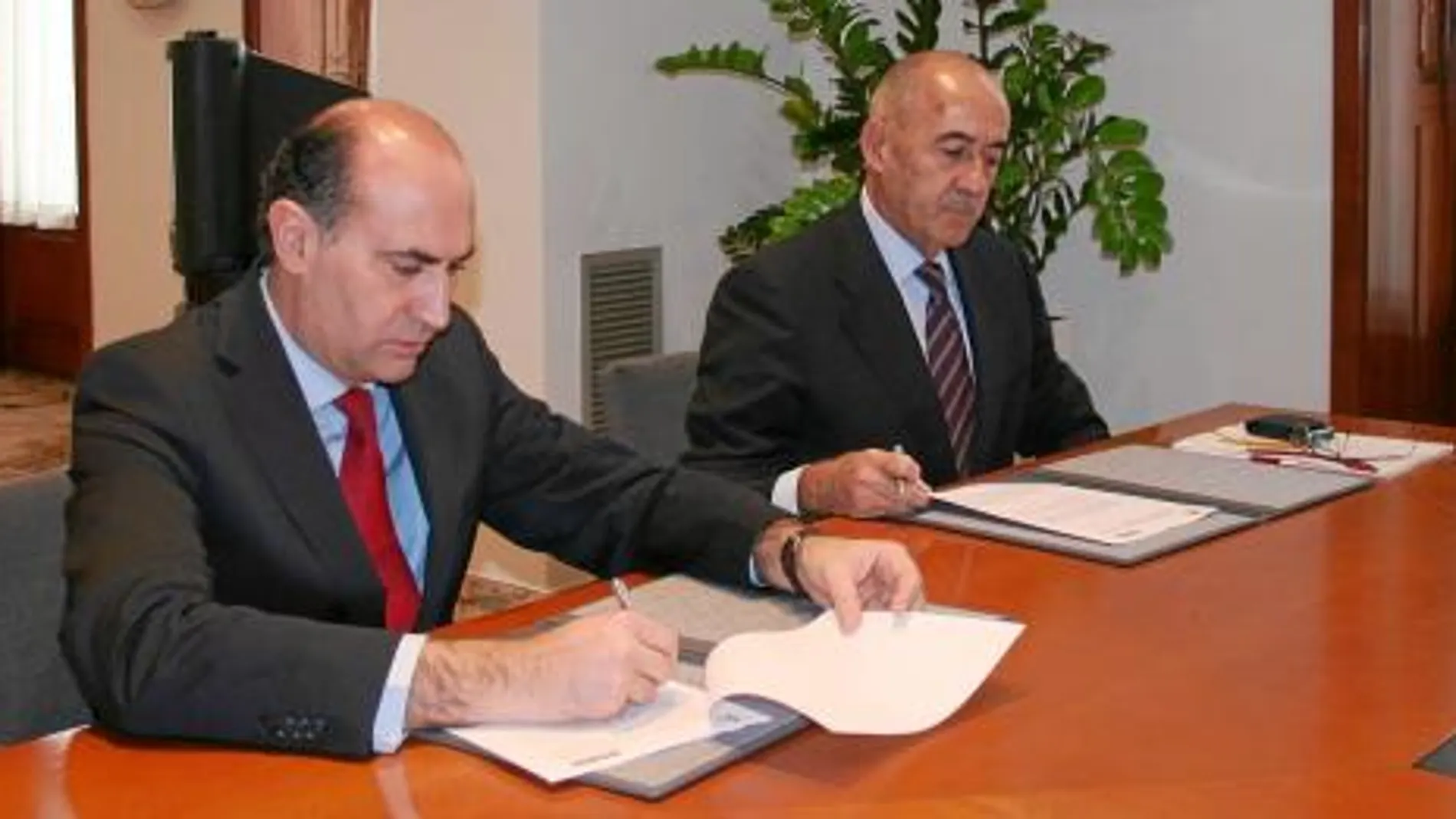 El conseller de Economía, Enrique Verdeguer, ayer durante la firma del convenio con el Instituto de Crédito Oficial (ICO)