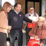 La secretaria de Organización del PSOE-A, Susana Díaz, ayer, a las puertas del centro de salud de El Juncal