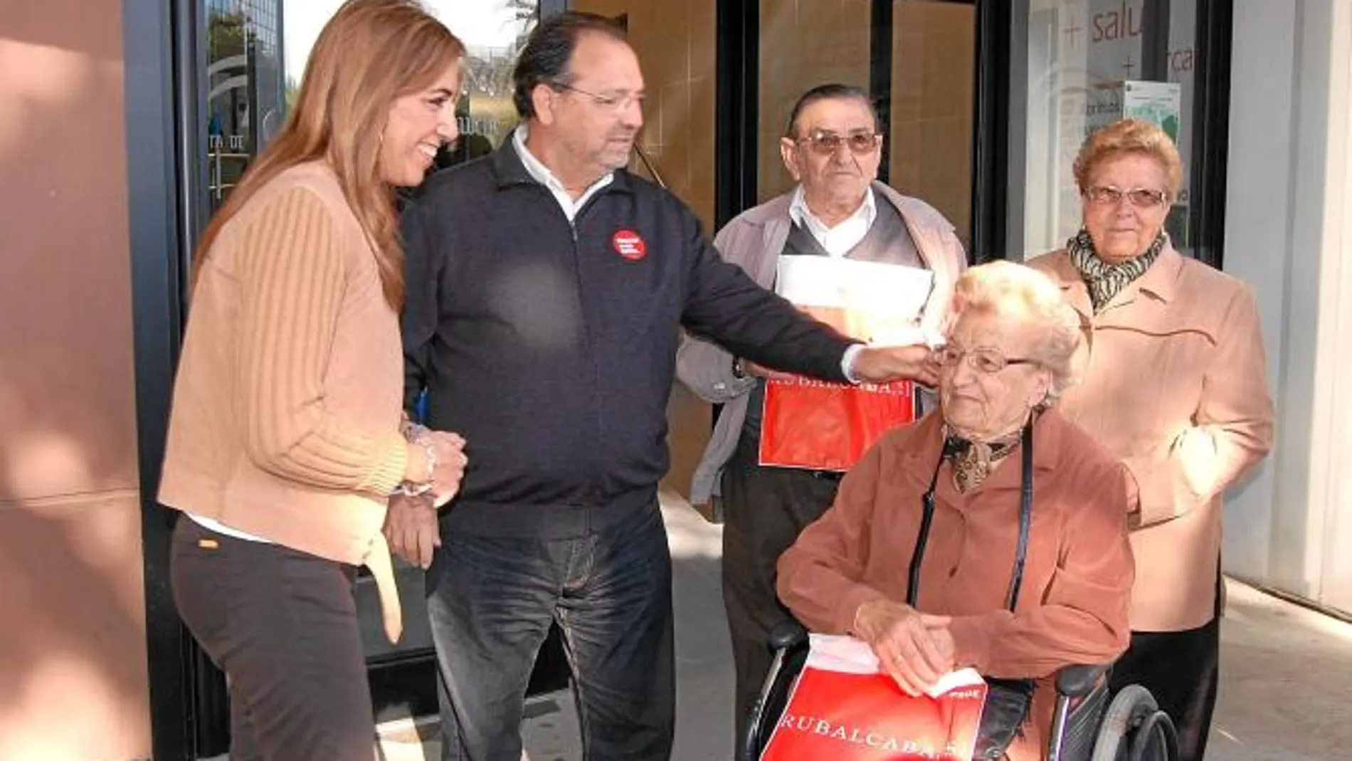 La secretaria de Organización del PSOE-A, Susana Díaz, ayer, a las puertas del centro de salud de El Juncal