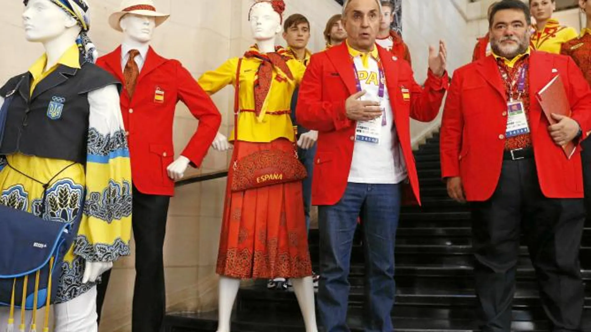 Modelos El presidente del COE, Alejandro Blanco, y el de Bosco, Mikhail Kusnirovich, posan delante de los maniquíes con el uniforme español