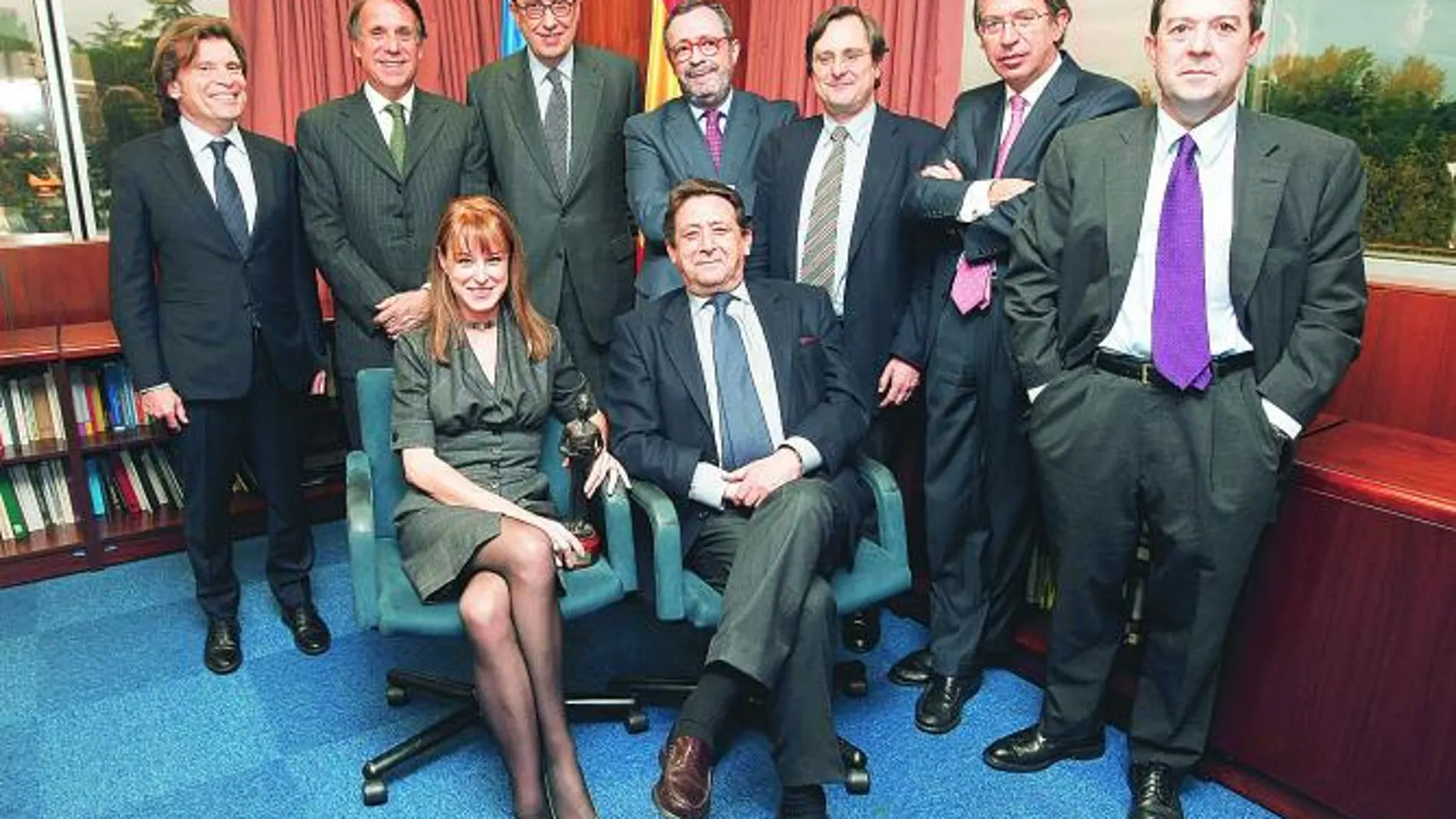 En primer plano, de izqda. a dcha., Gloria Lomana (directora de servicios informativos de Antena3) y Alfonso Ussía. En la fila superior, Joaquín Parera (consejero de LA RAZÓN), José Creuheras (vicepresidente del Grupo Planeta), Mauricio Casals (president