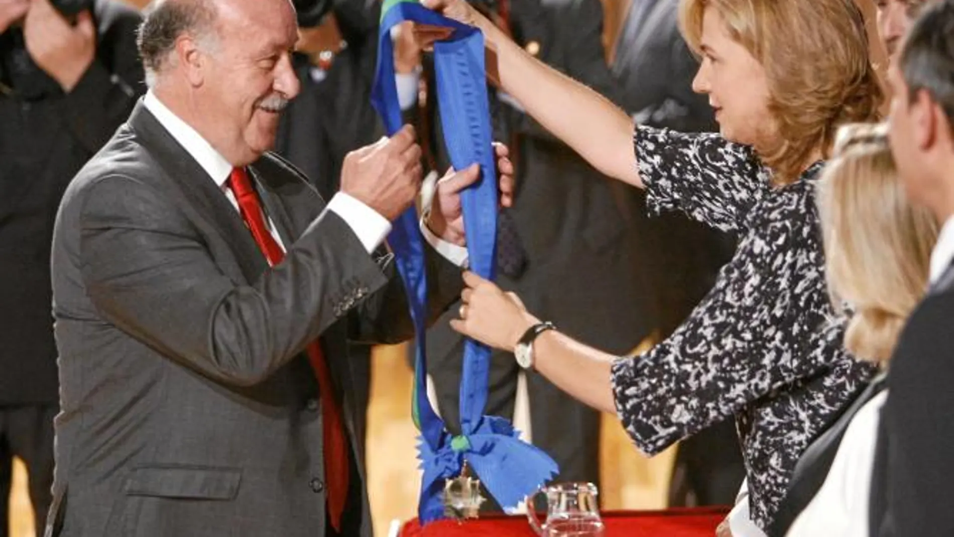 Juan Carlos I distinguió a Vicente del Bosque en 2011 con el marquesado de Del Bosque por "la gran dedicación al deporte español" queriendo demostrarle su "Real aprecio"