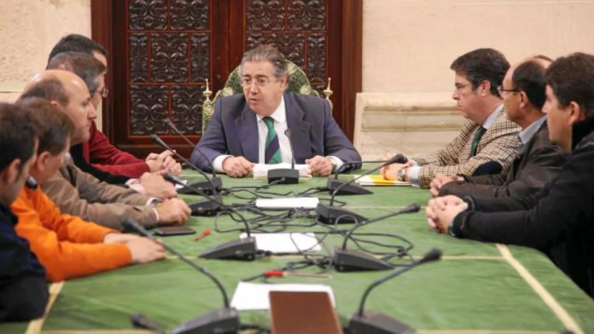 El alcalde, Juan Ignacio Zoido, preside la reunión con los trabajadores en la que se pactó la suspensión de la convocatoria de huelga