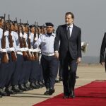 Rajoy, junto a su homólogo marroquí, Abdelilah Benkirán, pasa revista a las tropas a su llegada al aeropuerto de Rabat