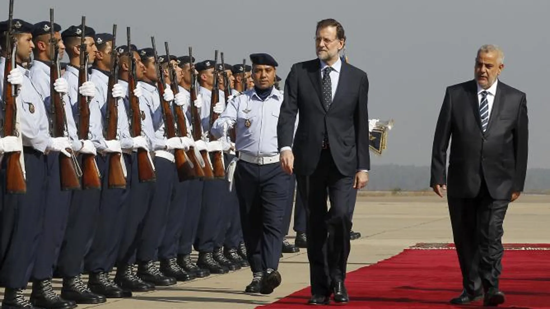 Rajoy, junto a su homólogo marroquí, Abdelilah Benkirán, pasa revista a las tropas a su llegada al aeropuerto de Rabat