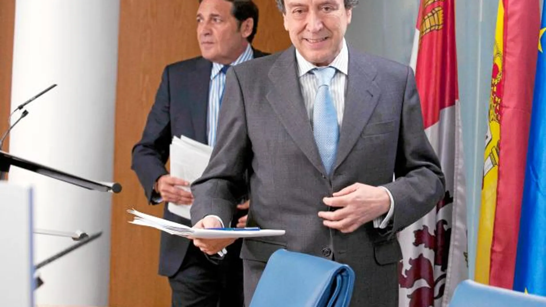 Los consejeros Antonio María Sáez Aguado y José Antonio de Santiago-Juárez, responsables de Presidencia y Sanidad en Castilla y León