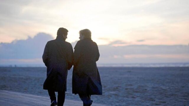 Merkel y Sarkozy pasean por la playa de Deauville (Francia) en una imagen de octubre de 2010