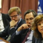 Sáenz de Santamaría, junto al director de LA RAZÓN y los redactores jefe de España, Diego Mazón, y de Economía, Sergio Alonso
