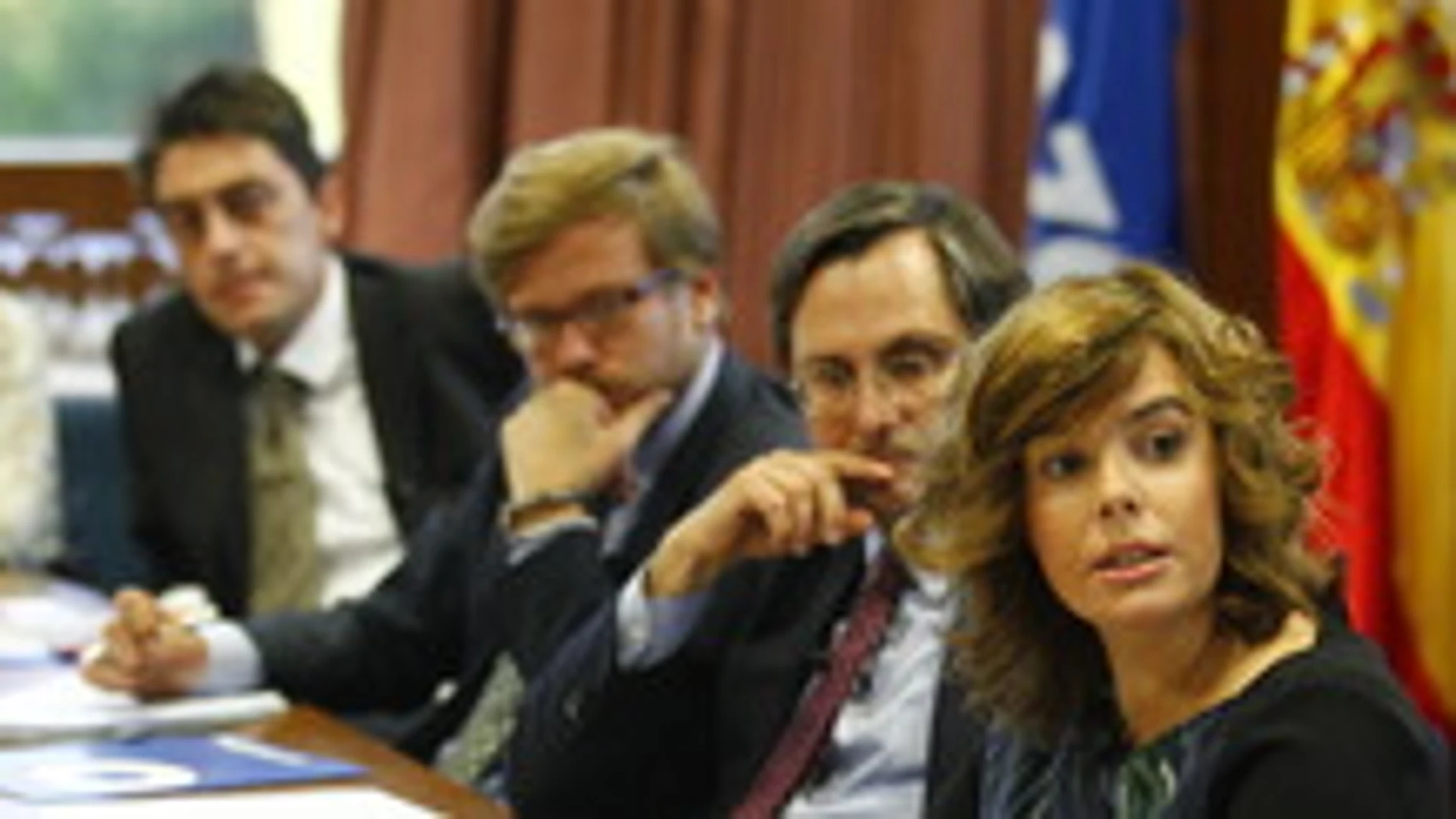 Sáenz de Santamaría, junto al director de LA RAZÓN y los redactores jefe de España, Diego Mazón, y de Economía, Sergio Alonso